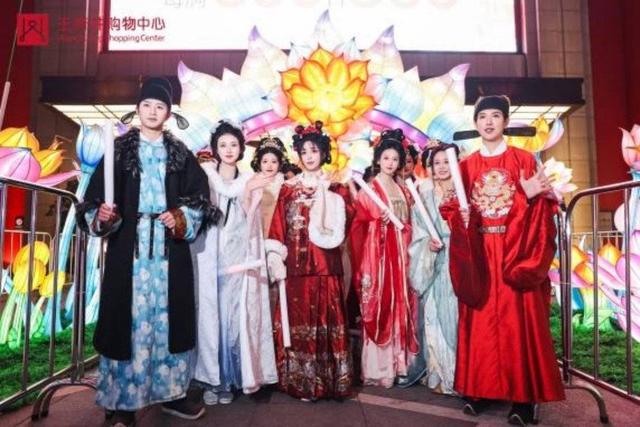 心展现新疆游牧文化 永辉超市四川调改加速K8凯发时尚WEEKLY｜成都远大购物中